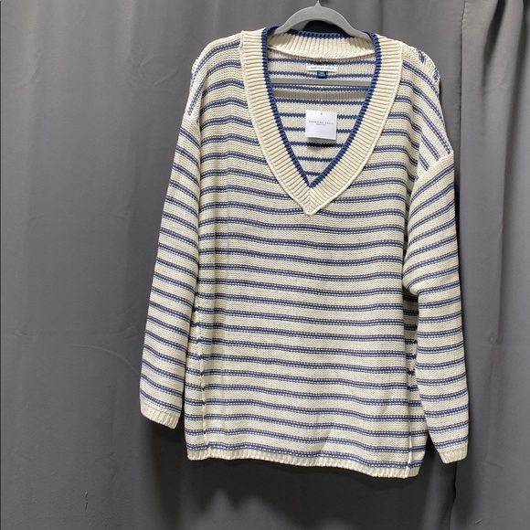 AE Big Hug V-Neck Sweater - M - Picture 2 of 8